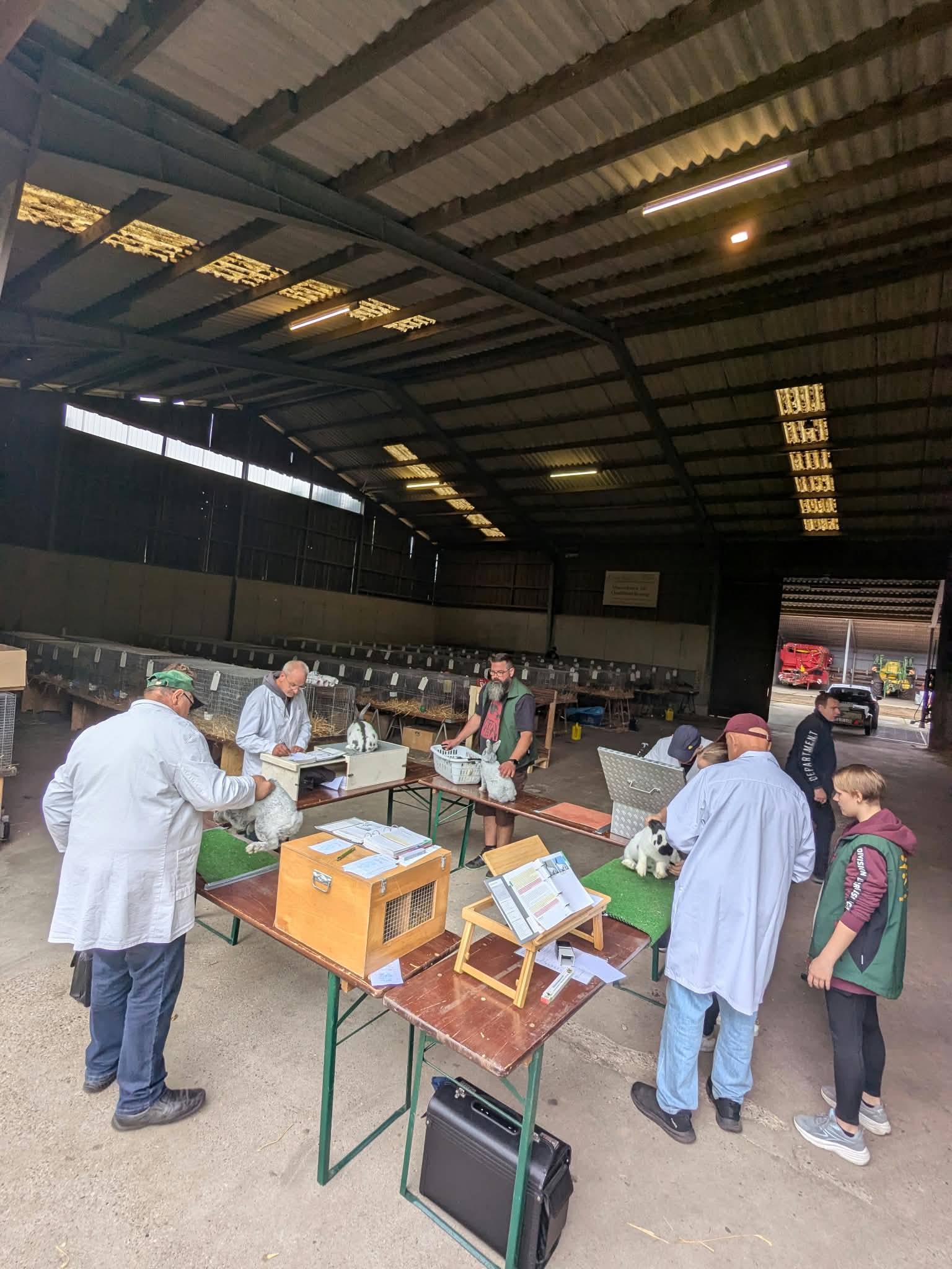 Übersicht der Bewertungshalle mit Richtern und Ausstellern