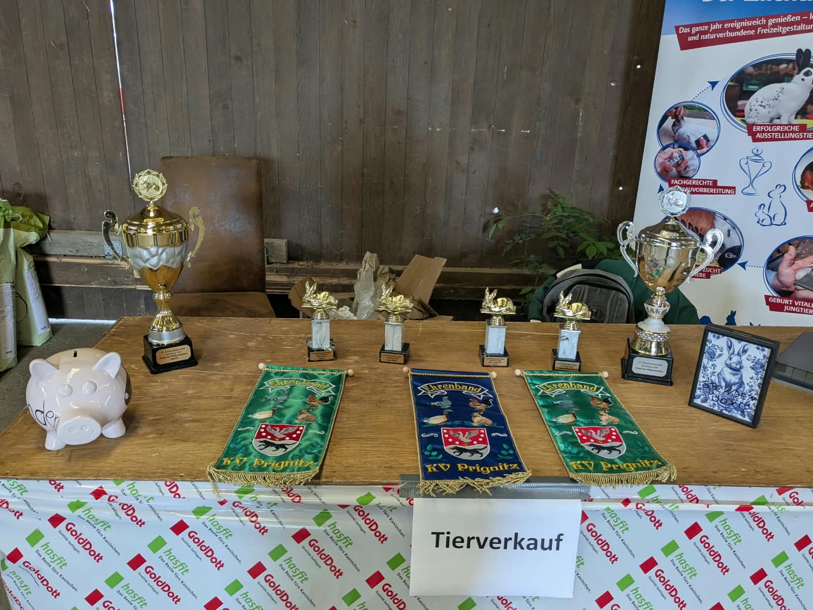 Pokale, Ehrenbänder und Sachpreise bereit zur Übergabe